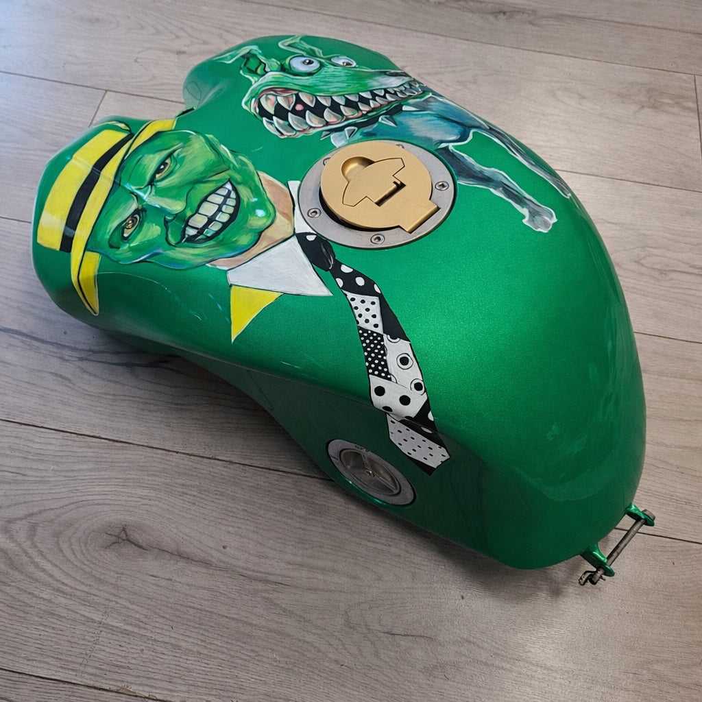 Serbatoio Cagiva Mito EV 125 dipinto a mano – The Mask – Pezzo unico artigianale