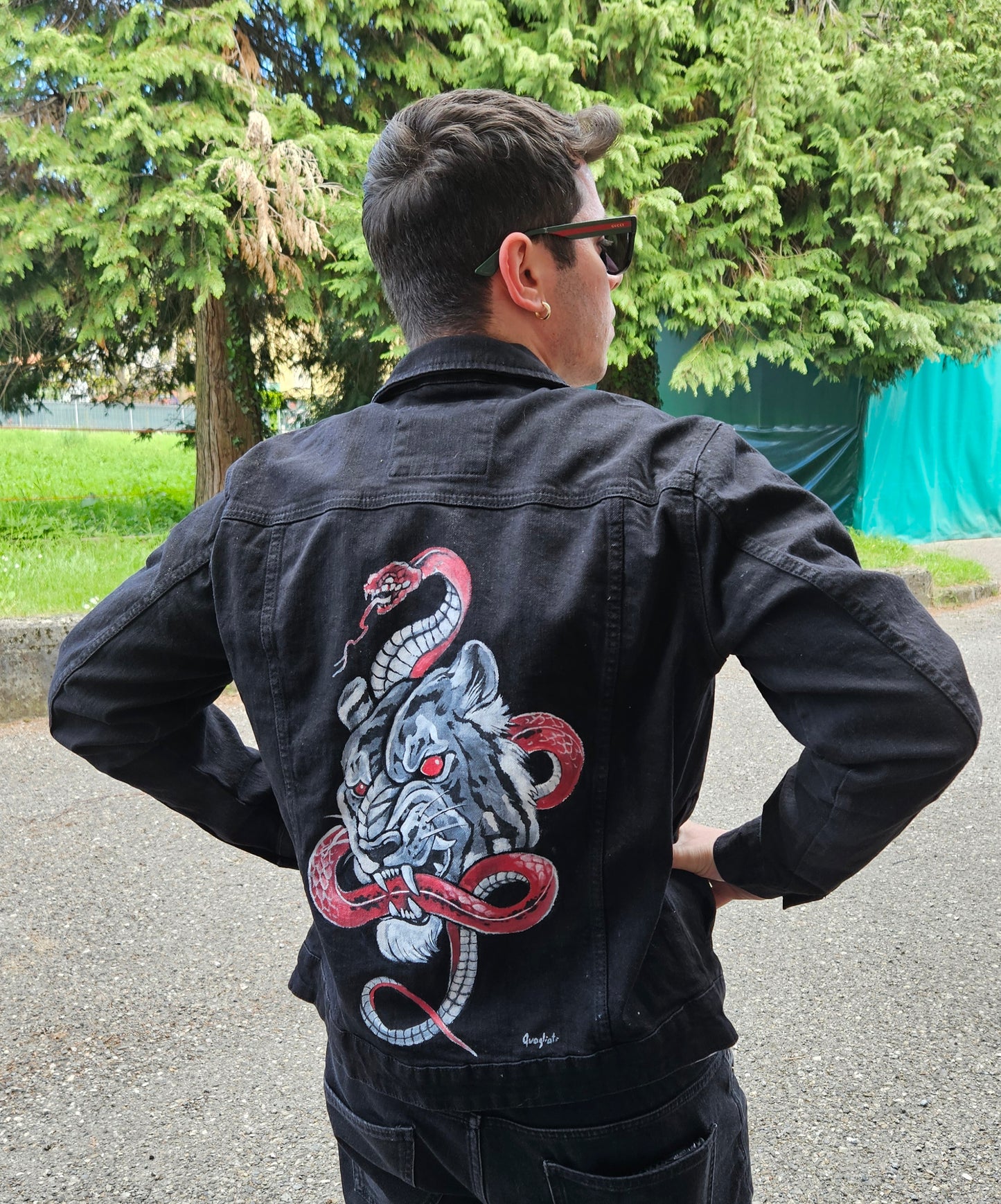 Giacca in jeans nero con dipinto a mano TIGRE CON SERPENTE tg M