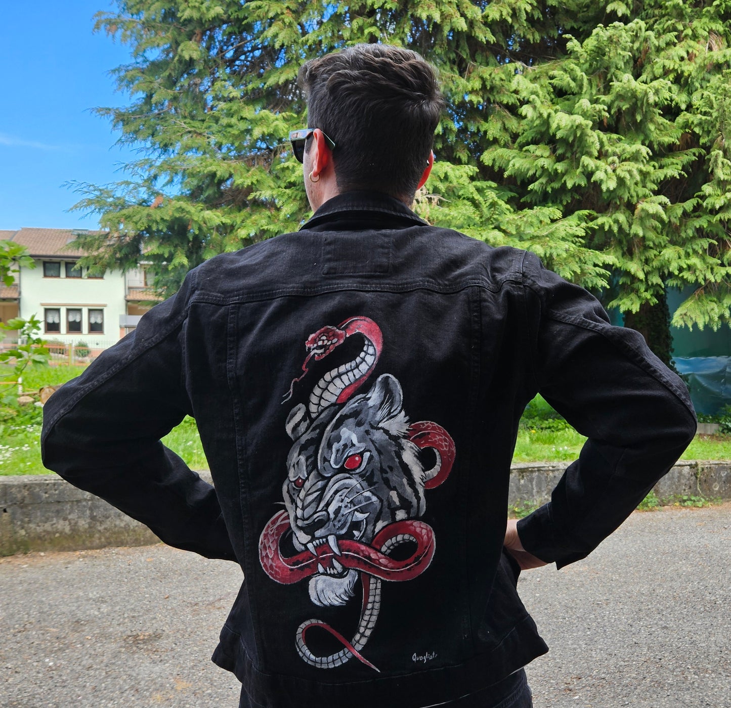 Giacca in jeans nero con dipinto a mano TIGRE CON SERPENTE tg M