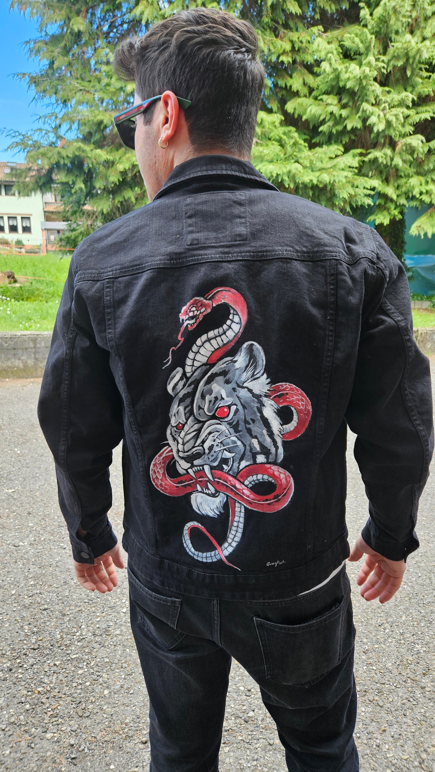 Giacca in jeans nero con dipinto a mano TIGRE CON SERPENTE tg M