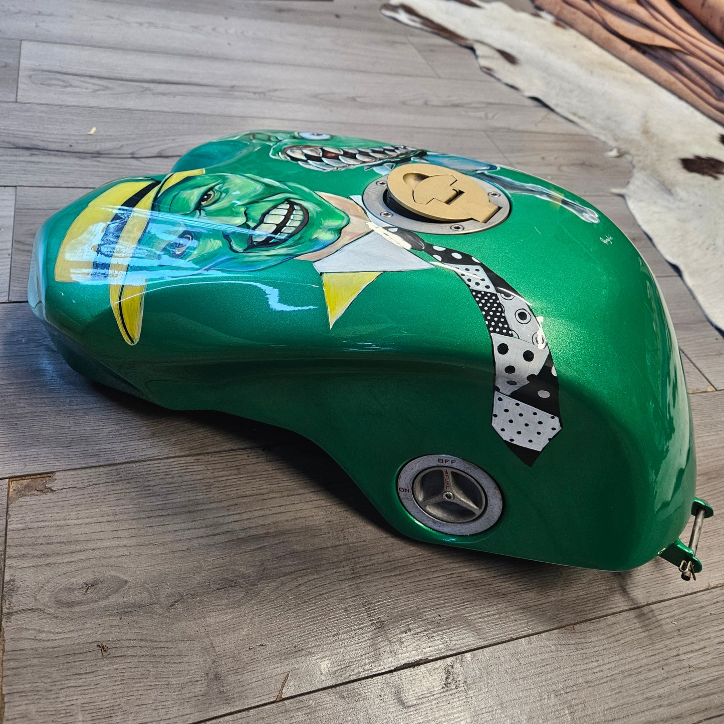 Serbatoio Cagiva Mito EV 125 dipinto a mano – The Mask – Pezzo unico artigianale