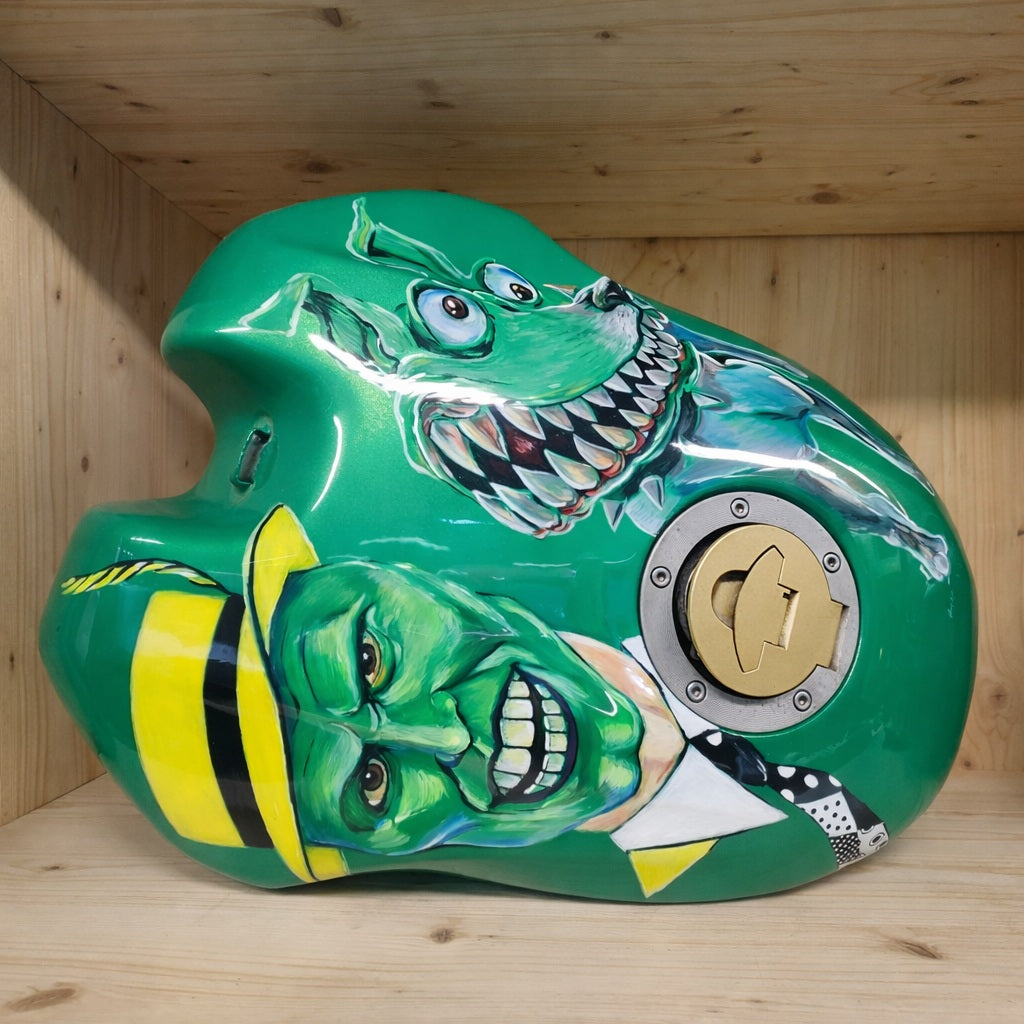 Serbatoio Cagiva Mito EV 125 dipinto a mano – The Mask – Pezzo unico artigianale