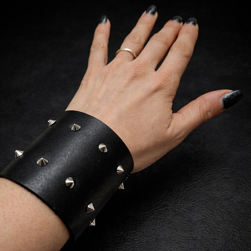 Bracciale in Pelle Nera con Borchie – Artigianale, Stile Rock