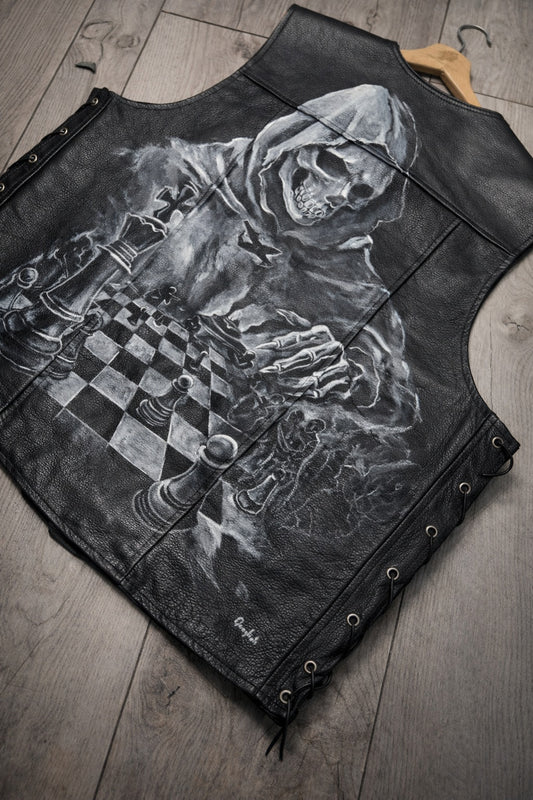 Gilet in Pelle Dipinto a Mano – Grim Chess Edition | Pezzo Unico TG XL